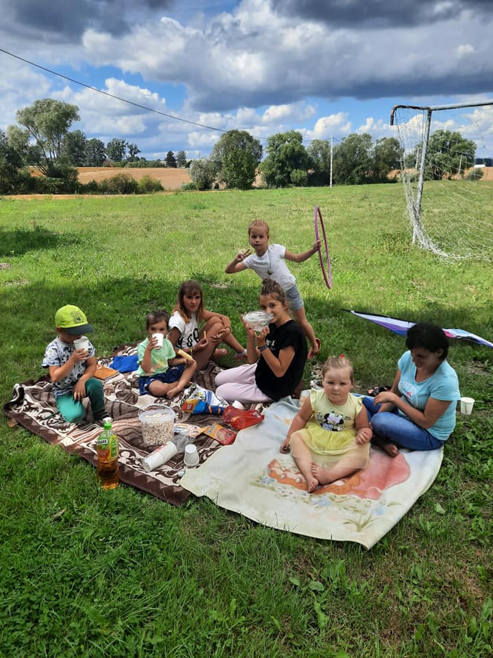 Piknik wakacyjny dzieci w Leśnej Jani
