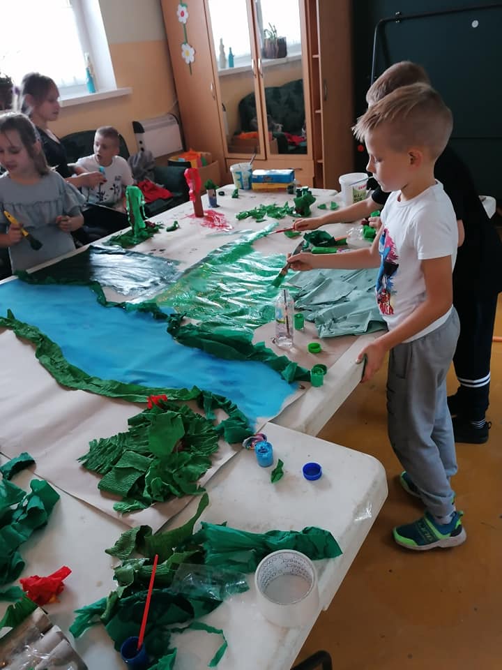 Dzieci tworza krainę dinozaurów